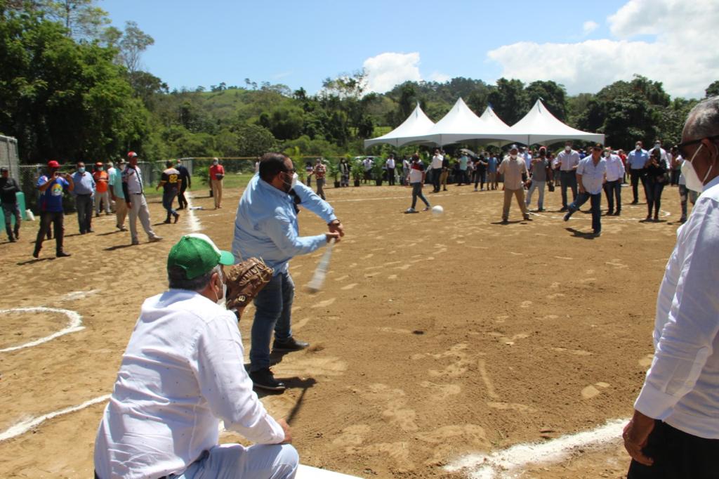 Con la presencia de Hipólito Mejía, Andrés Dilonex inaugura estadio de béisbol en Jarabacoa