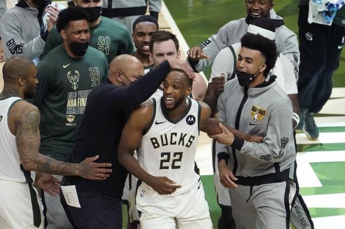El estupendo cierre de Khris Middleton empata las Finales de la NBA