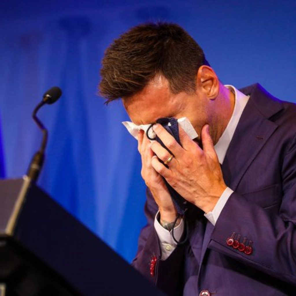 Momento en el que Lionel Messi  llora al despide del  Barça