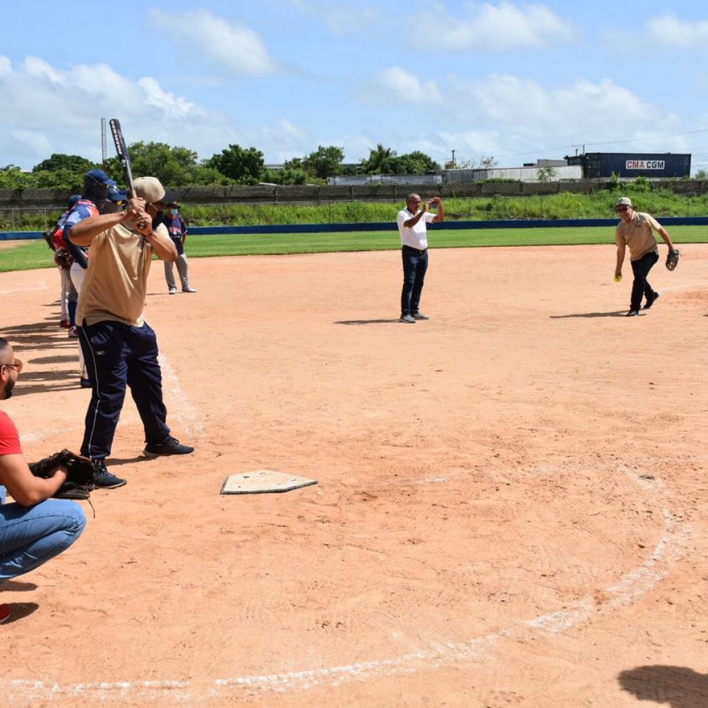 El ingeniero Garibaldy Bautista, presidente de la Federación Dominicana de Softbol, lanza la primera bola en la justa final del torneo del Colegio Dominicano de Ingenieros y Agrimensores (CODIA).