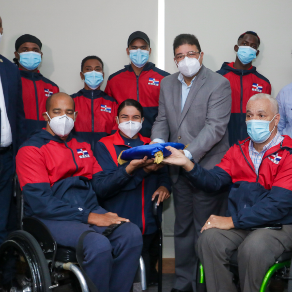 Momento en el ministro de Departe despide a la Delegación Paralímpica que partió a Tokio 