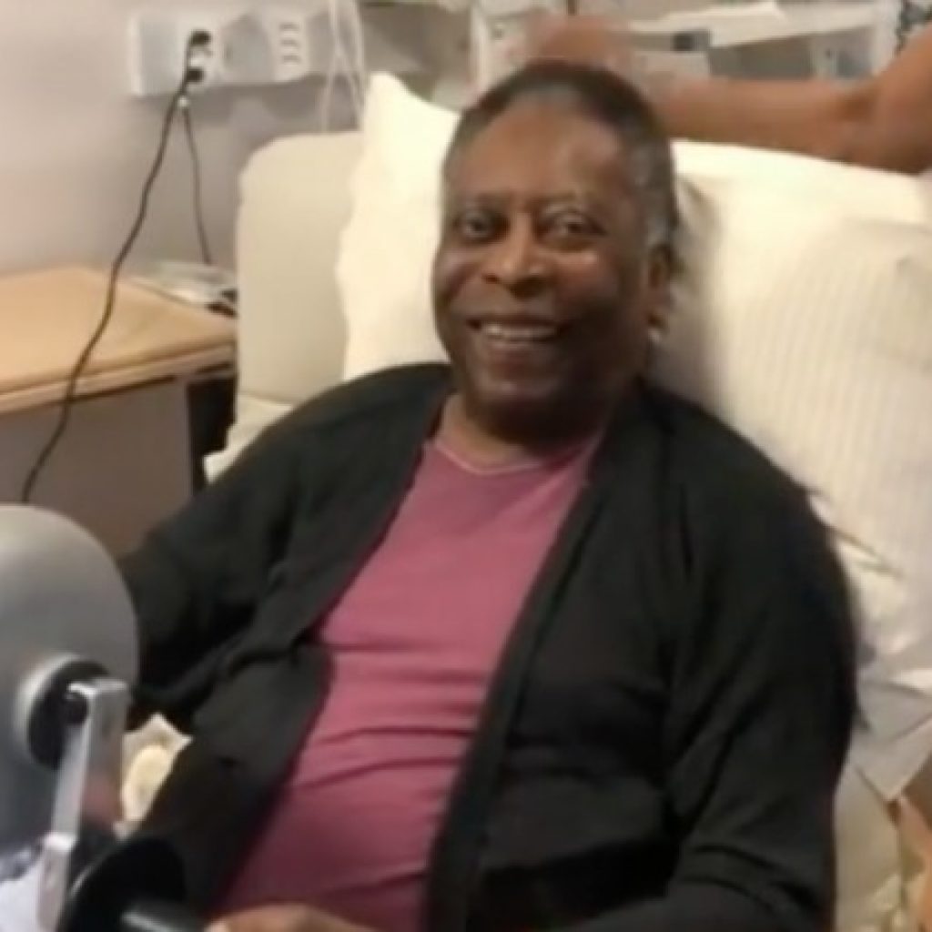 Pelé aparece sonriente durante sesión de fisioterapia 