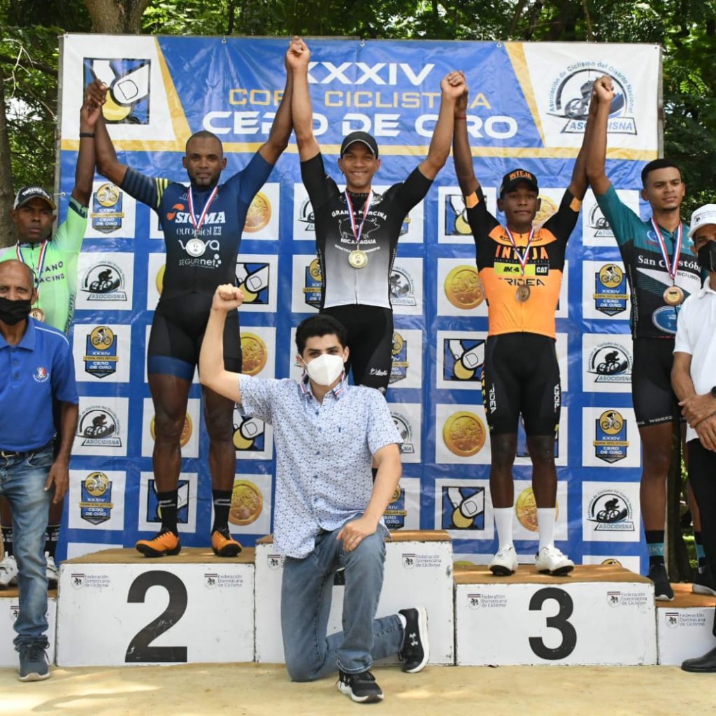 Alberto Ramos se llevó los máximos honores de la edición XXXIV de la Vuelta Ciclística Cero de Oro, que se corrió el sábado 18 de septiembre en el Mirador Sur, donde participaron más de 350 pedalistas de todo el país.