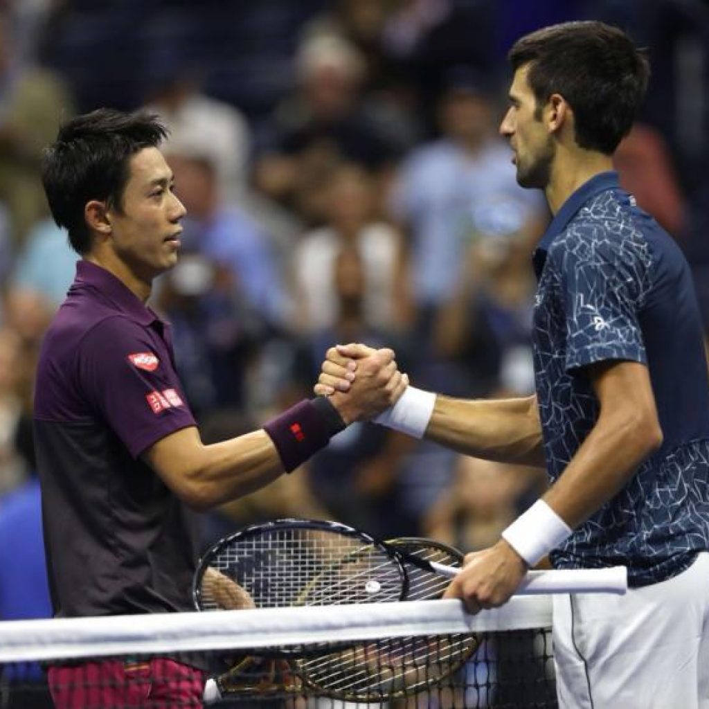 Novak Djokovic  saluda al  japonés Kei Nishikori
