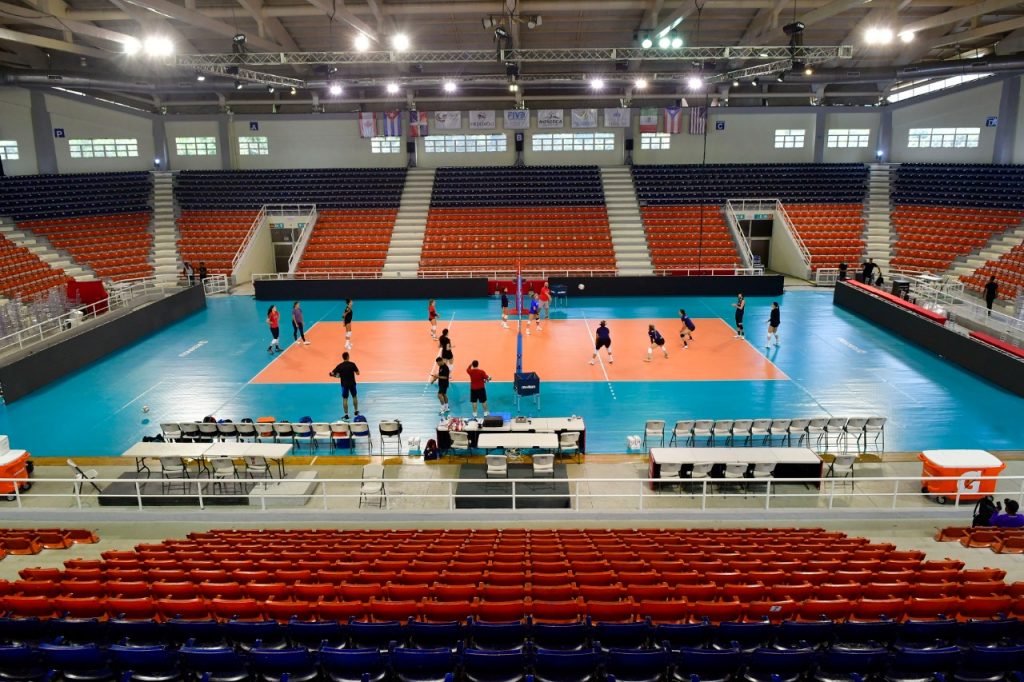 Las dominicanas practicando en el Palacio de Voleibol “Ricardo- Gioriver- Arias, donde se celebrará Copa Panamericana 