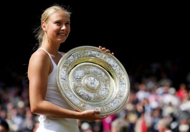 Momento en que la tenista Maria Sharapova ganó en el 2004 el  título de Grand Slam,en Wimbledon,  Reino Unido