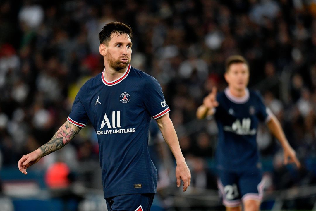 Messi sufre una contusión ósea en la rodilla