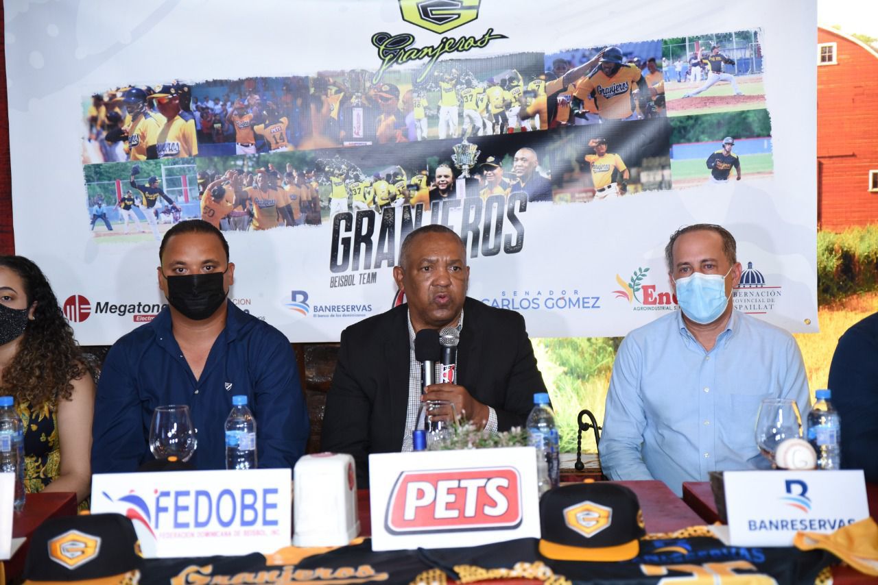 La actividad, llevaba a cabo en un prestigioso restaurante de esta ciudad, contó con la presencia de las principales autoridades deportivas de la provincia Espaillat, así como del presidente de la liga de verano y de FEDOBE, Juan Núñez.