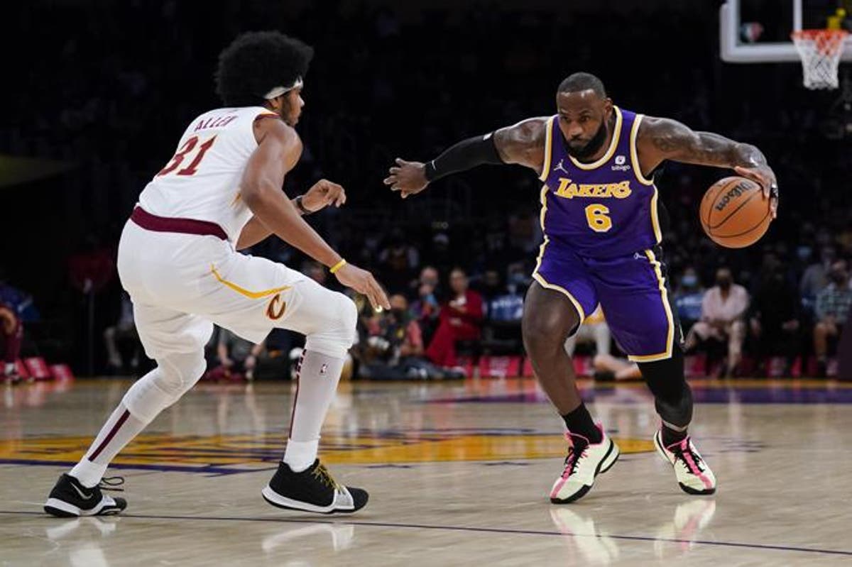 LeBron y Anthony anotan 50 entre los dos y guían Lakers