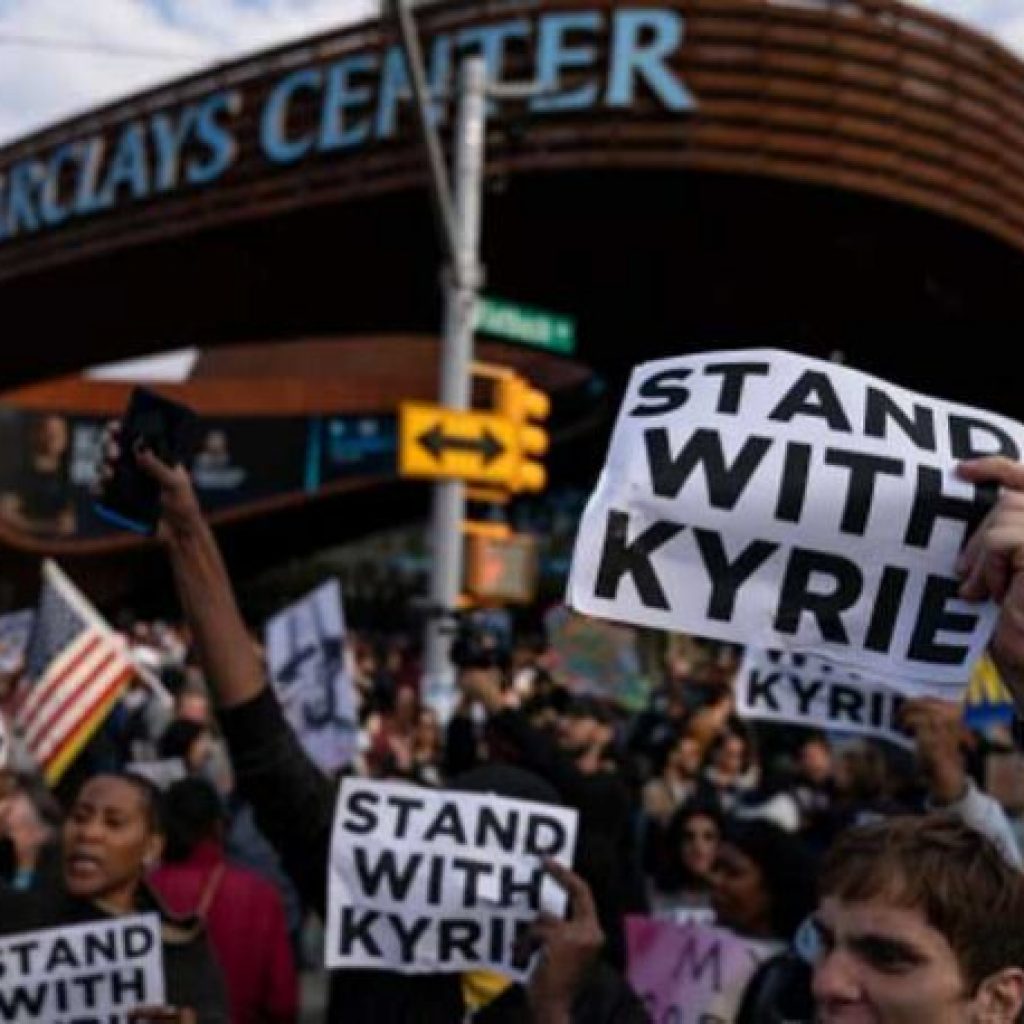 Antivacunas intentan irrumpir al Barclays Center en apoyo de Kyrie Irving
