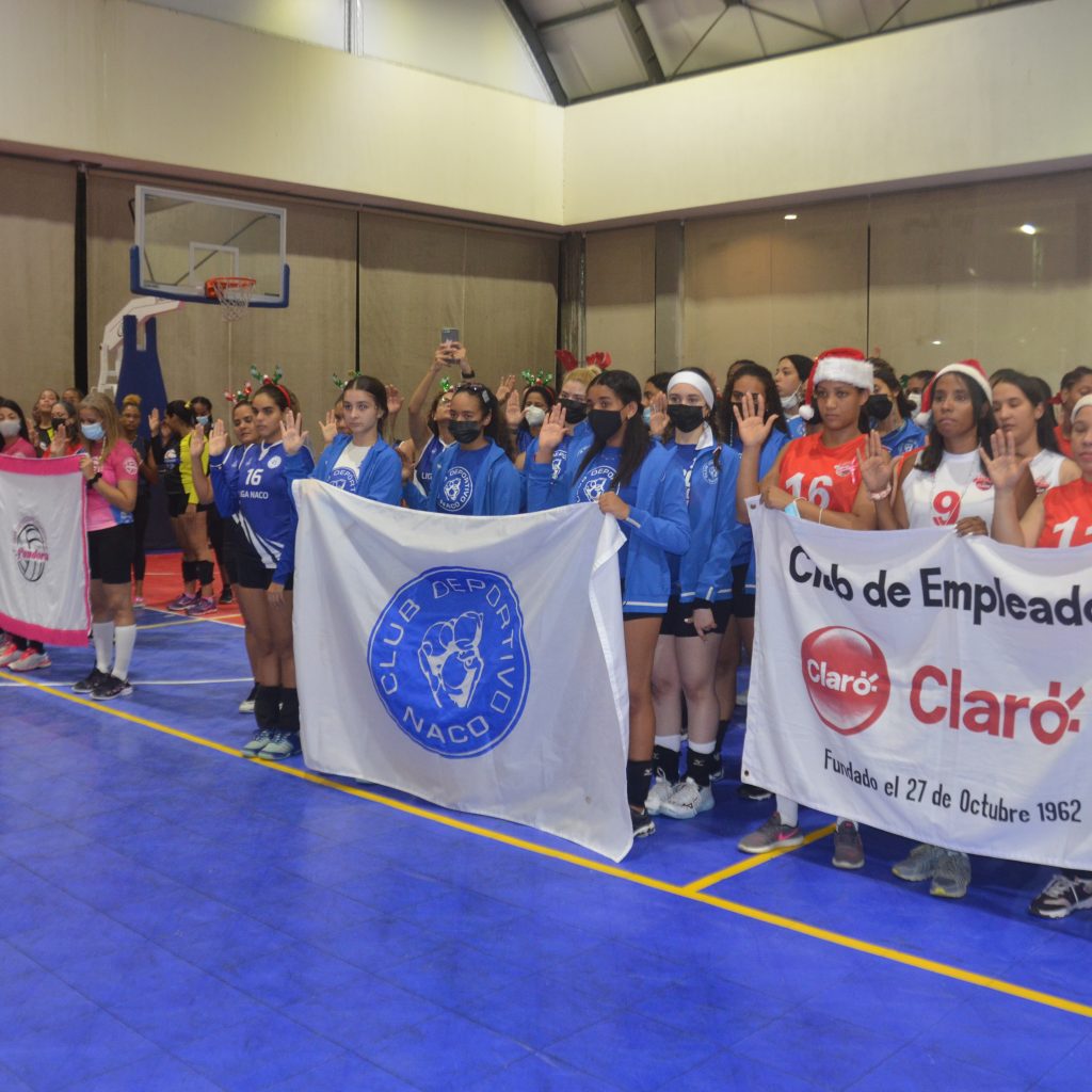 Prisilla Rivera es reconocida por el Club Naco en el inicio IX Torneo Voleibol Navideño