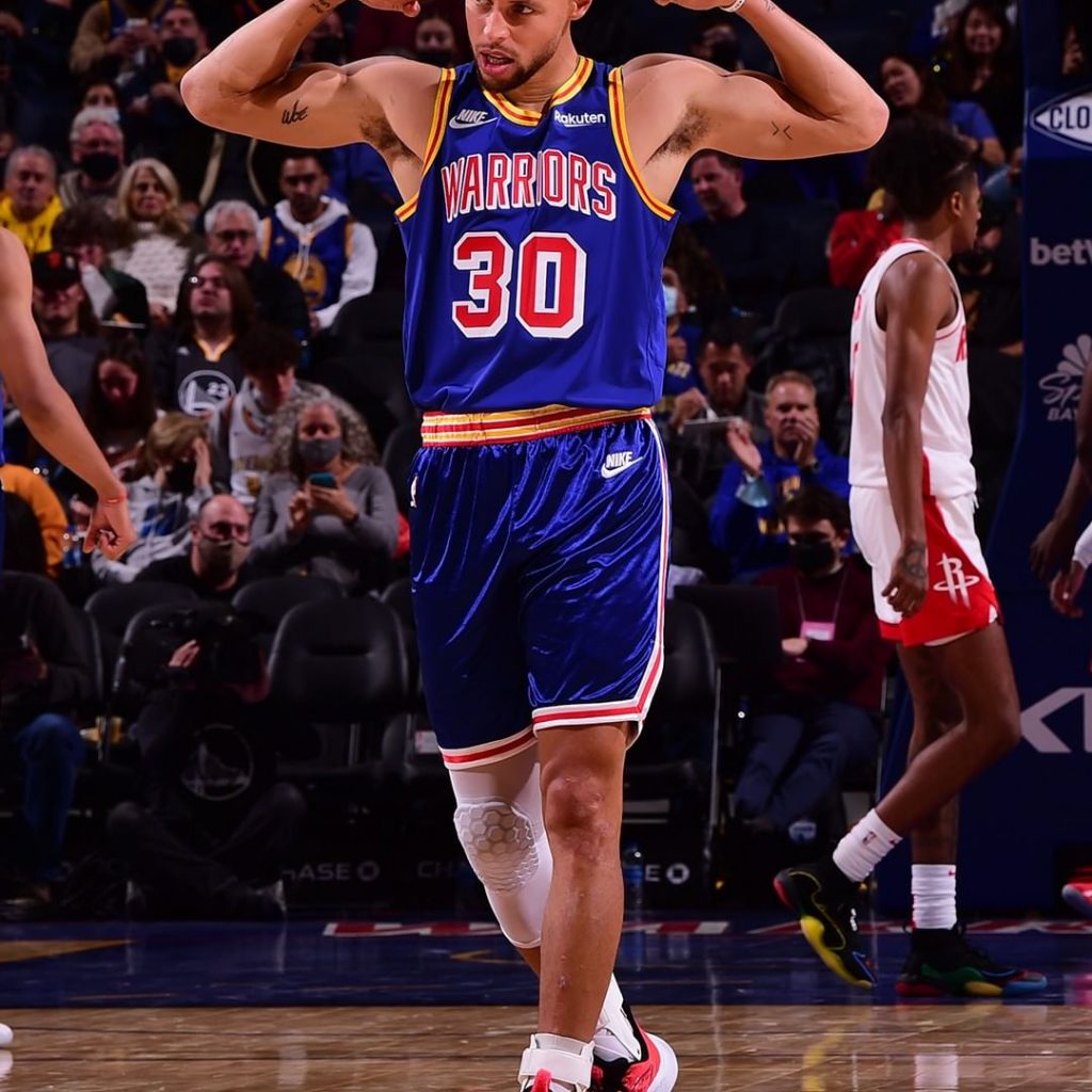 Curry anota 50 puntos, su mejor marca de la temporada