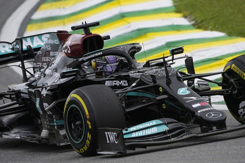 Hamilton cambia motor y pierde 5 lugares en GP de Brasil
