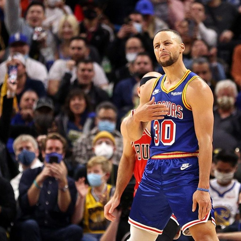 Curry anota 40 puntos y Warriors arrollan a Bulls 