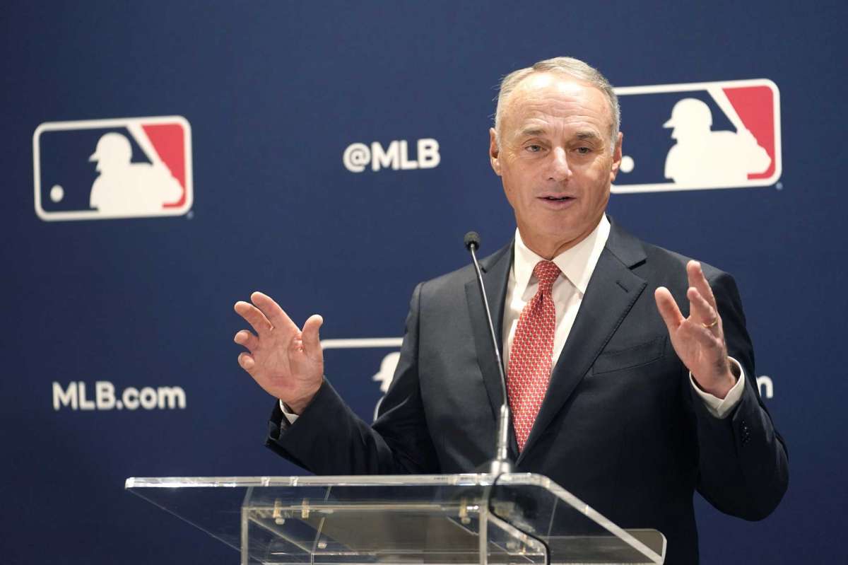 Manfred admite que el cierre patronal favorecería las negociaciones en MLB