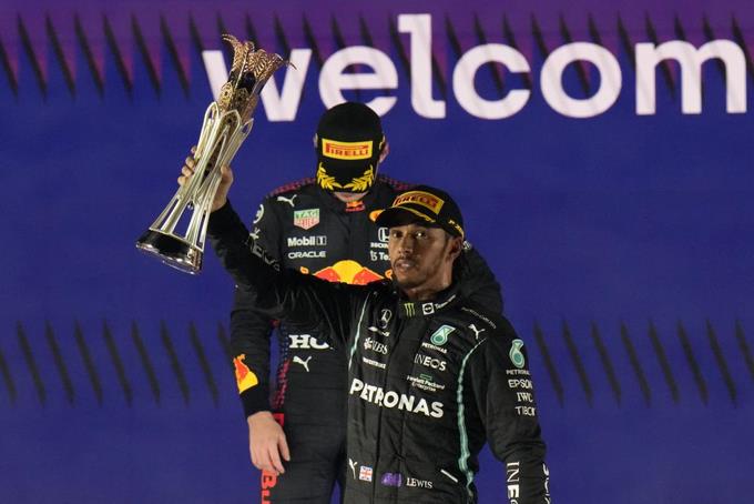 Hamilton y Verstappen llegan empate a la última carrera del campeonato