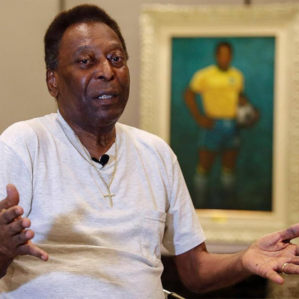 Pelé es hospitalizado para continuar tratamiento