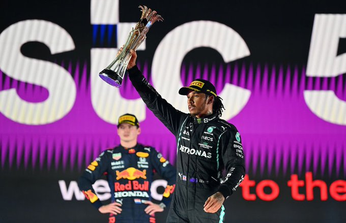 Hamilton le ganó a Verstappen el caótico GP de Arabia Saudita