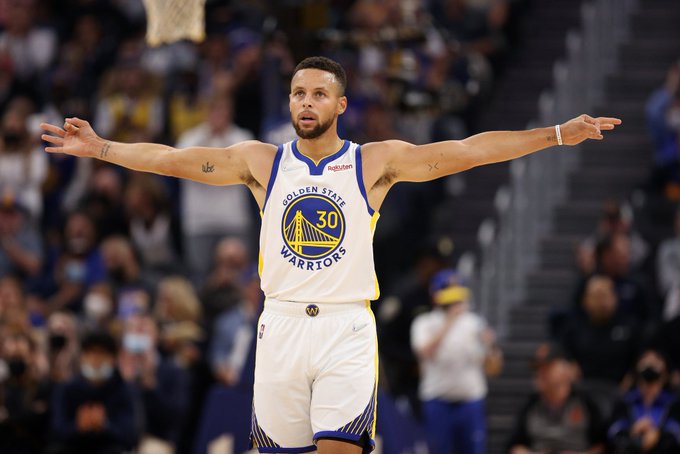 Curry aporta 33 puntos para que los Warriors vuelvan a cima de la NBA