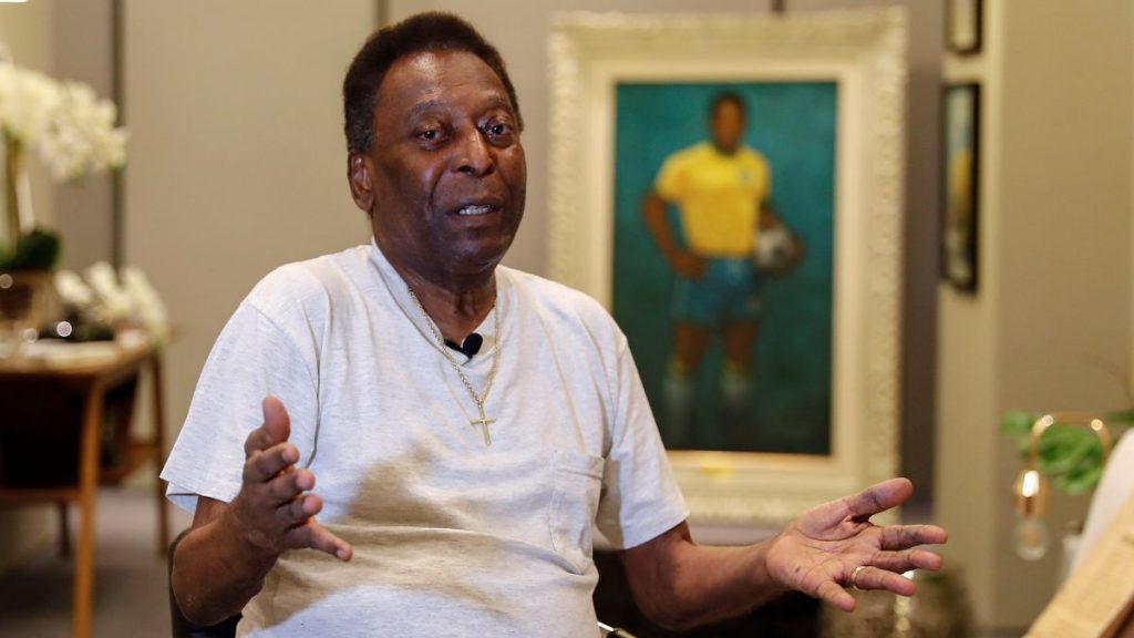 Pelé es hospitalizado para continuar tratamiento