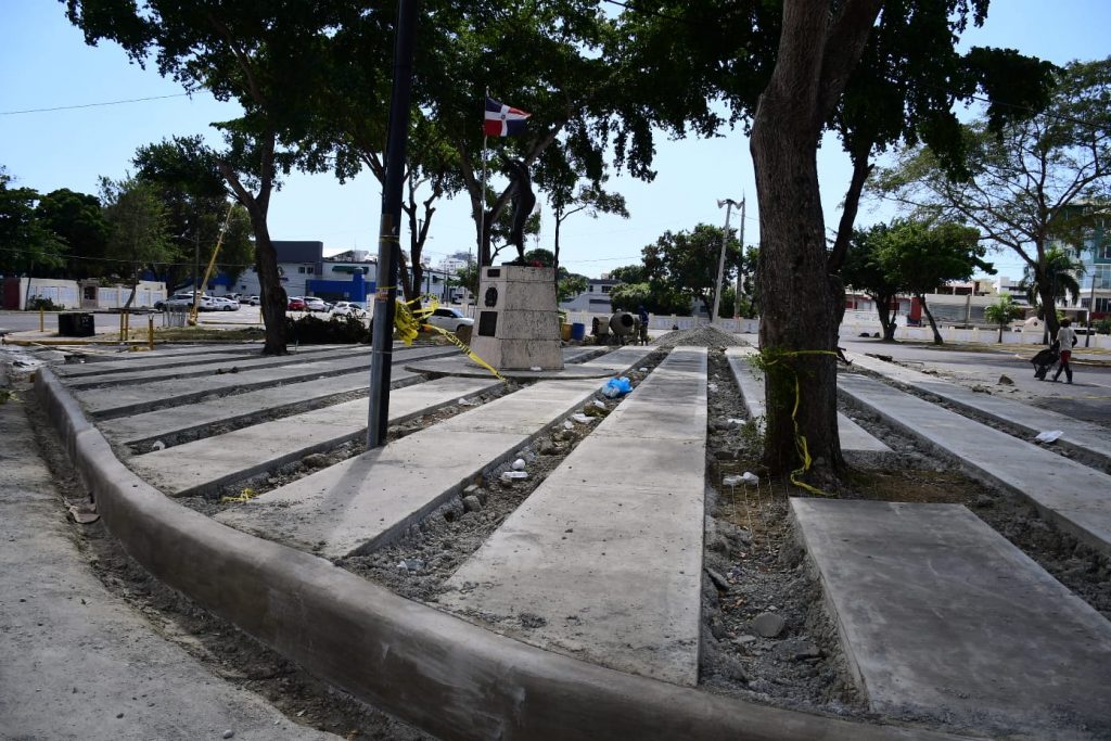 Remozan plaza en la que está  estatua a Juan Marichal