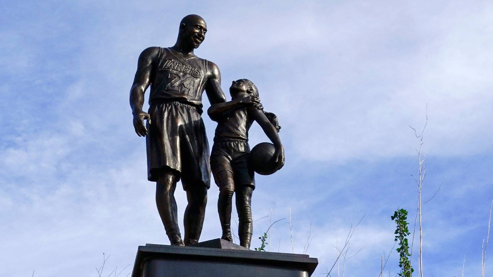 Colocan una estatua de Kobe Bryant y su hija en el lugar de su accidente