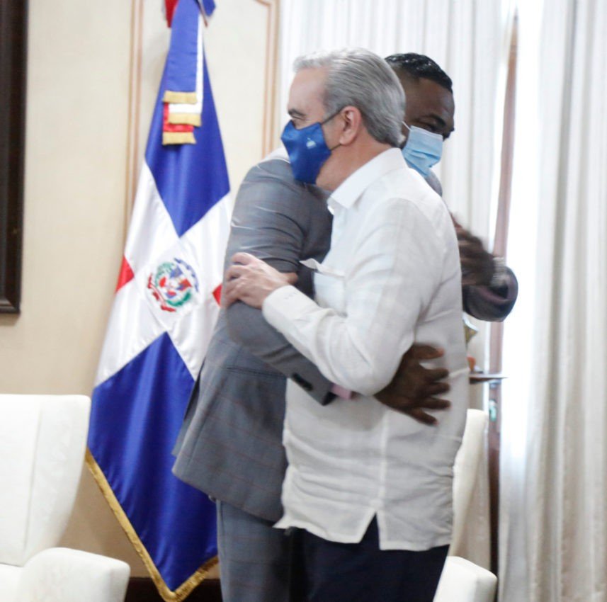 El presidente Abinader recibió al estelar ex jugador de Grandes Ligas, junto los ministros de la Presidencia, Lisandro Macarrulla; y de Deportes, Francisco Camacho.