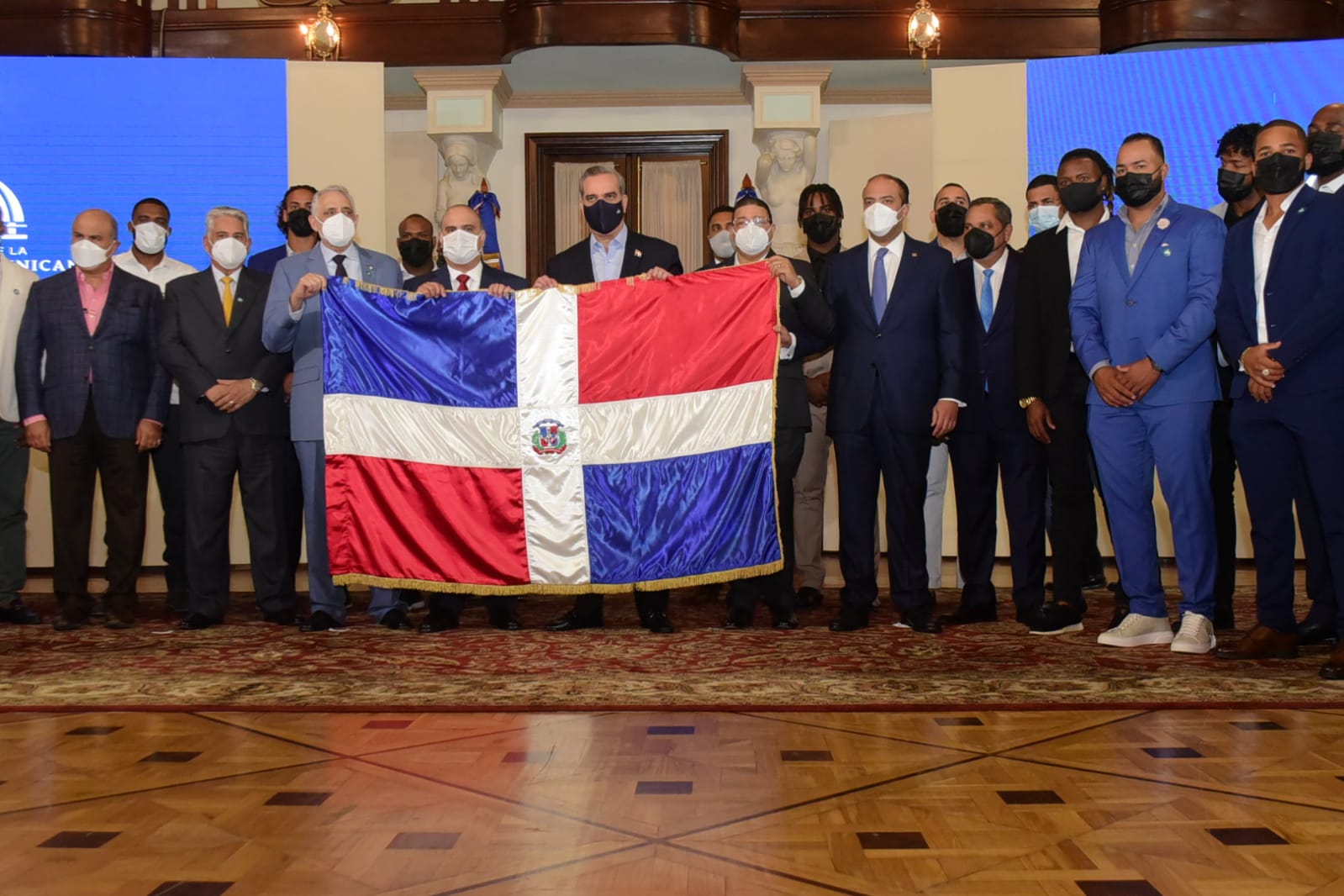 Presidente Abinader recibe a Gigantes; entrega Bandera Nacional