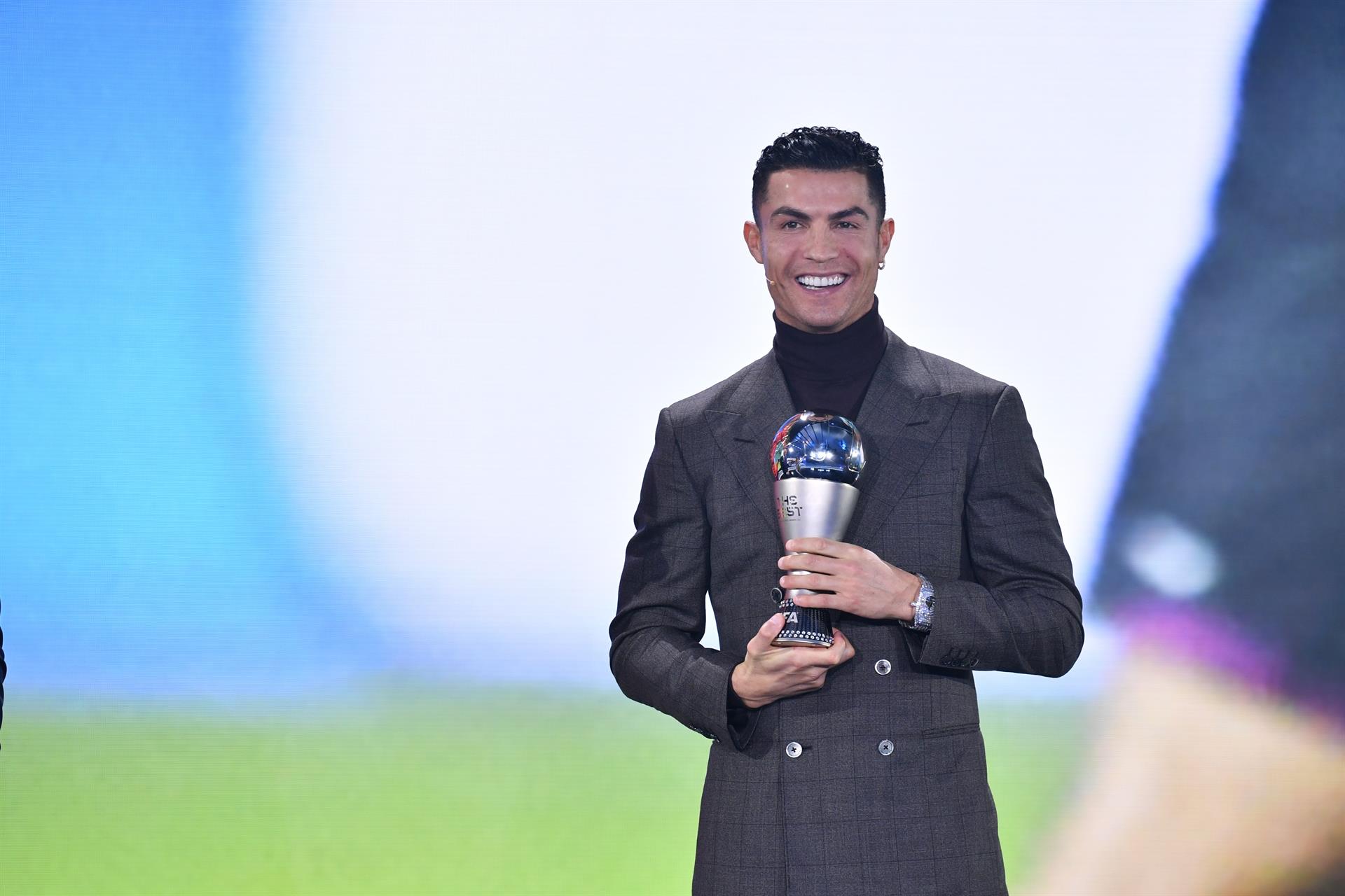 Cristiano Ronaldo recibe el premio especial por su récord de goles con selecciones