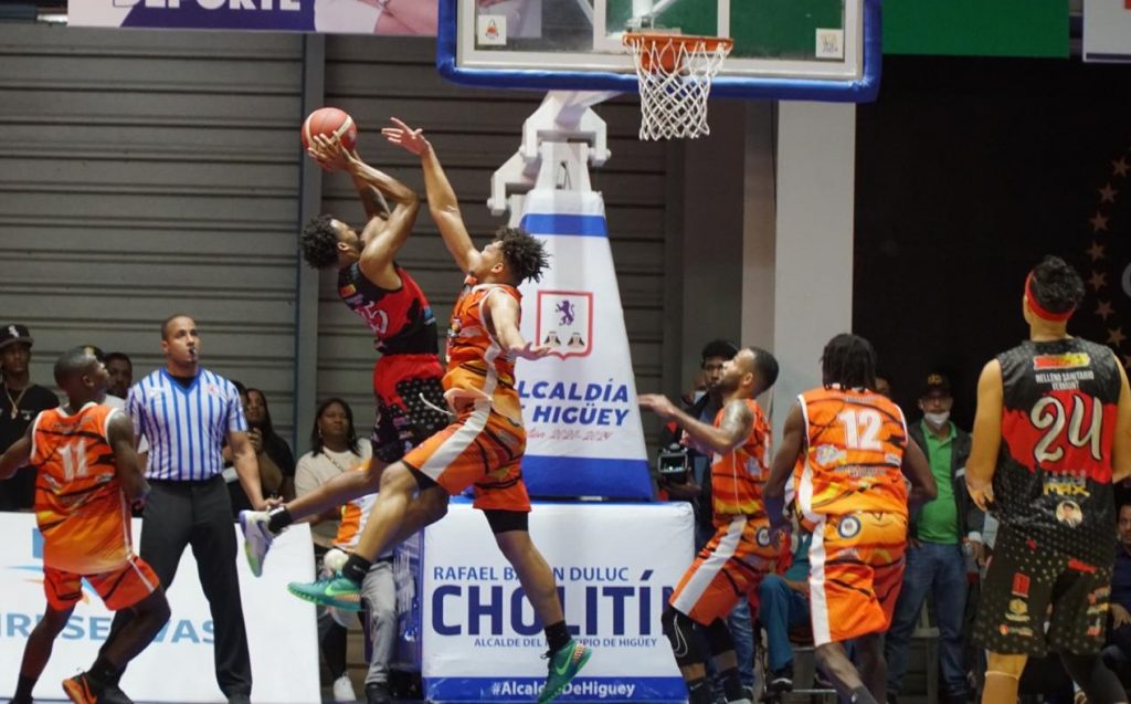 Club Centro triunfa en inicio serie torneo basket superior de Higüey