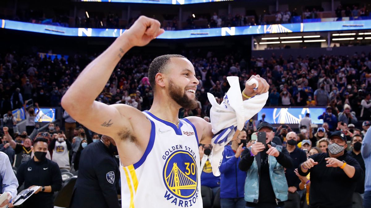 Curry se estrena sobre la bocina; Warriors vence a  Rockets