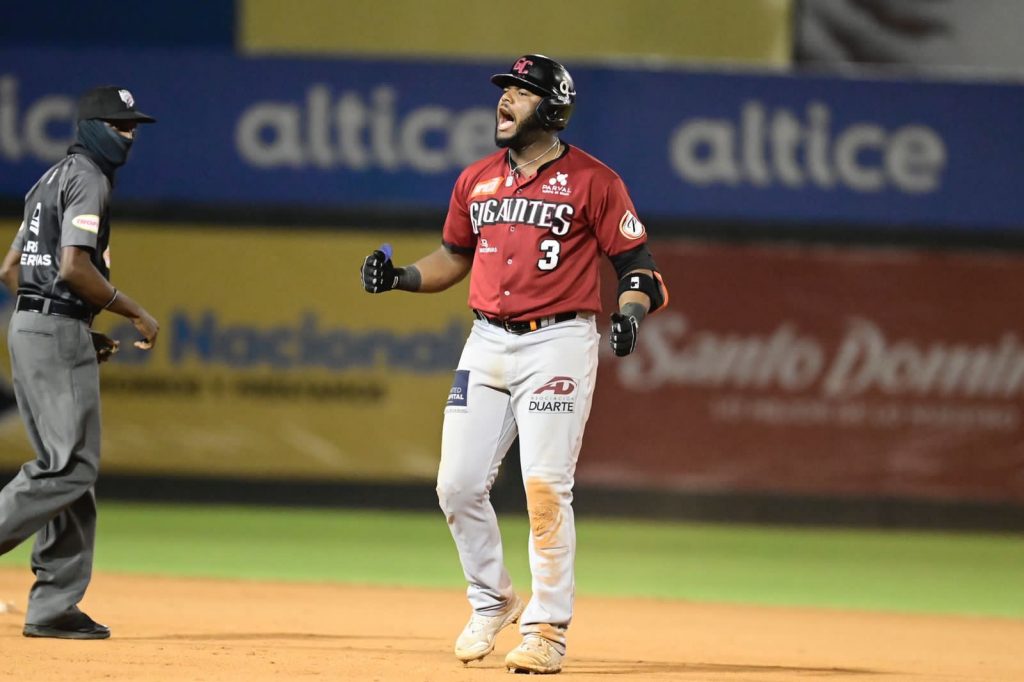 En la séptima, Hanser Alberto conectó sencillo de línea al jardín izquierdo empujador de dos carreras más para los Gigantes 3-0.