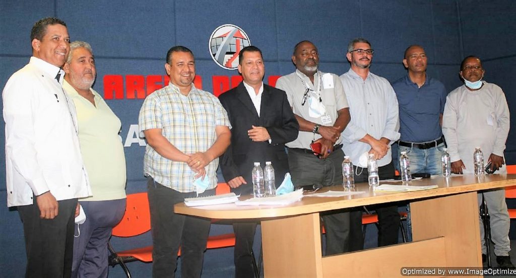 El pasado miércoles, Tite Núñez y su equipo convocaron a una rueda de prensa donde explicaron la situación, entregando copias del documento que anula la medida tomada por la entidad rectora del béisbol, que preside Juan Núñez Nepomuceno.