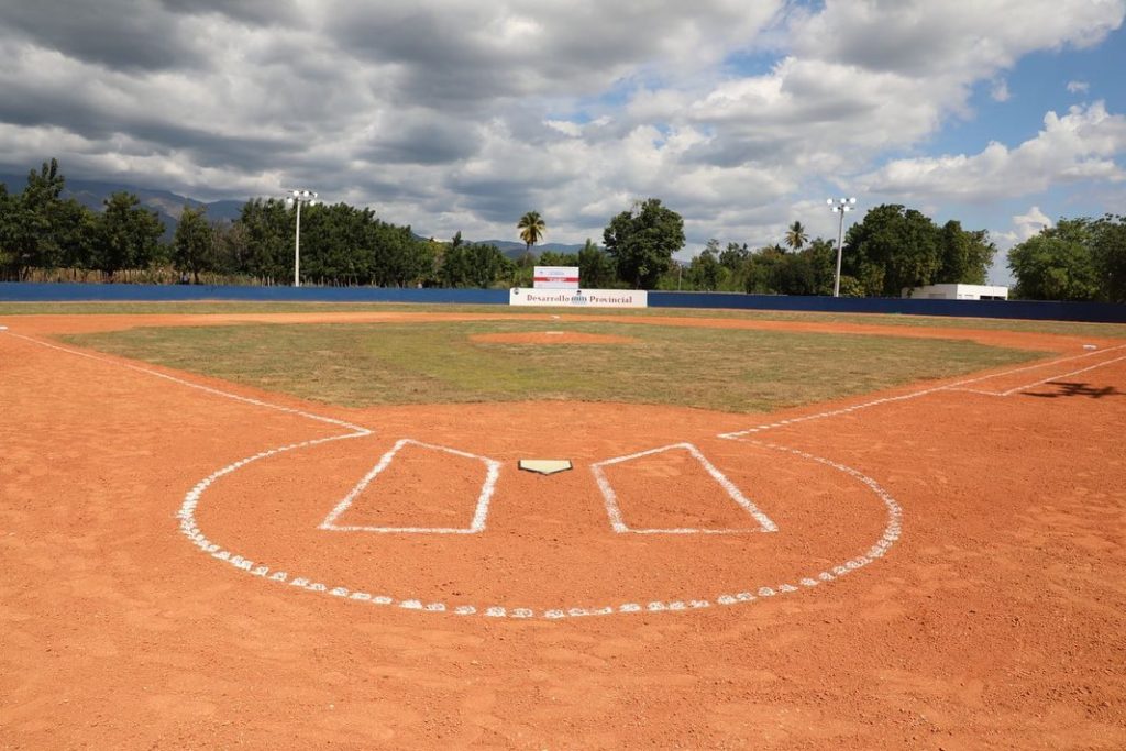 Abinader entrega estadio de béisbol en comunidad El Estero de Bahoruco