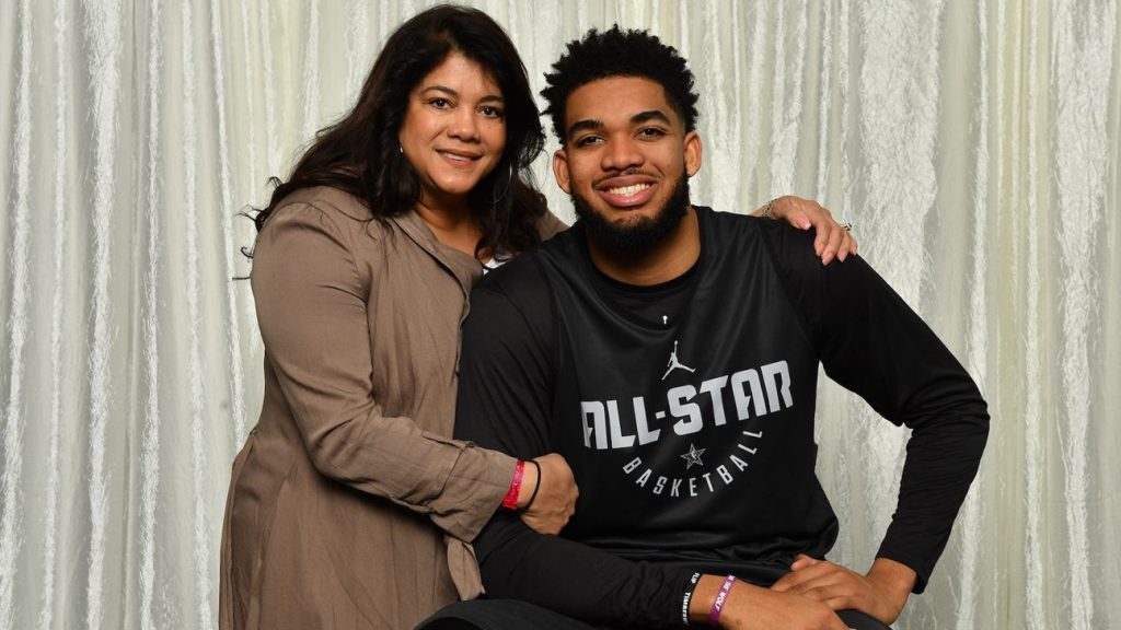 Karl Anthony Towns  junto a su madre Jacqueline