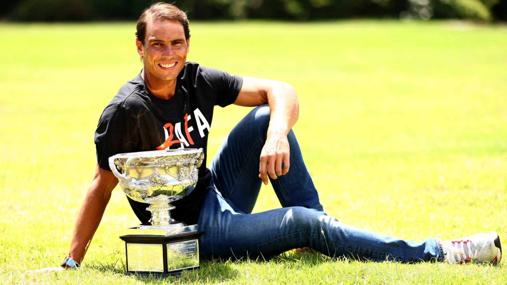 Rafael Nadal  junto al trofeo ganado en  el ATP Australia 2022