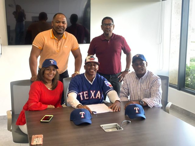 Wady Méndez firma con los Rangers de Texas