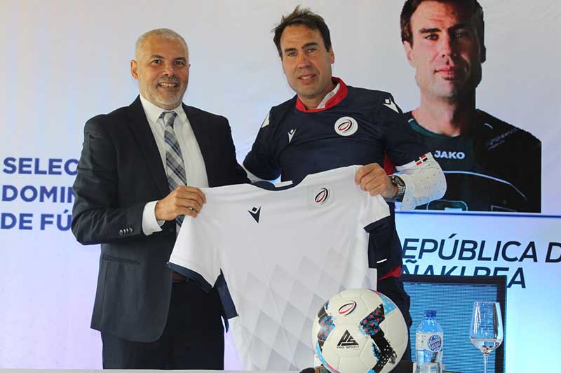 Bea fue presentado por el presidente de la Federación Dominicana de Fútbol (Fedofútbol), Rubén García, quien de inmediato le puso la camiseta nacional al español.