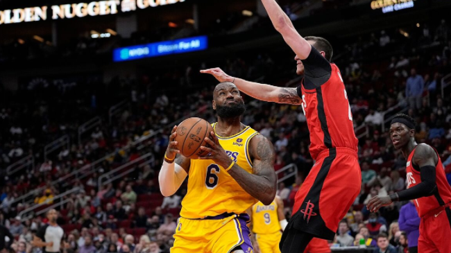 Triple-doble de LeBron no fue suficiente para los Lakers superar a los Rockets