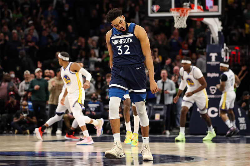Wolves se imponen a Warriors con 39 puntos de Towns