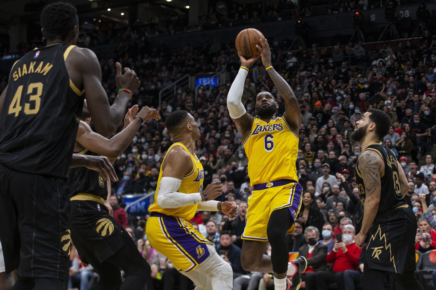 Con 35 de LeBron, Lakers derrotan a Raptors en tiempo extra