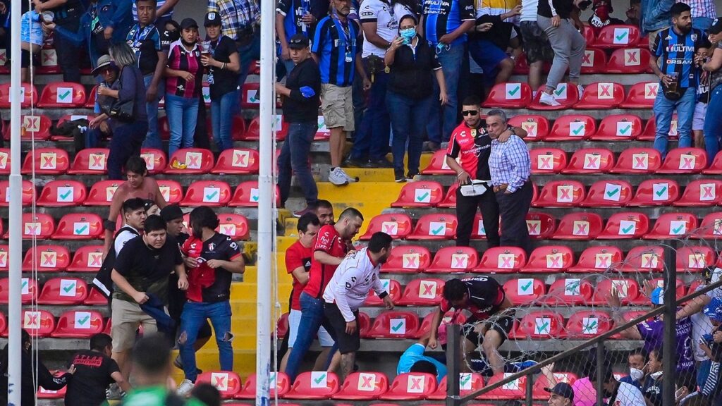 Federación Fútbol México castiga al club Querétaro por violencia en estadio