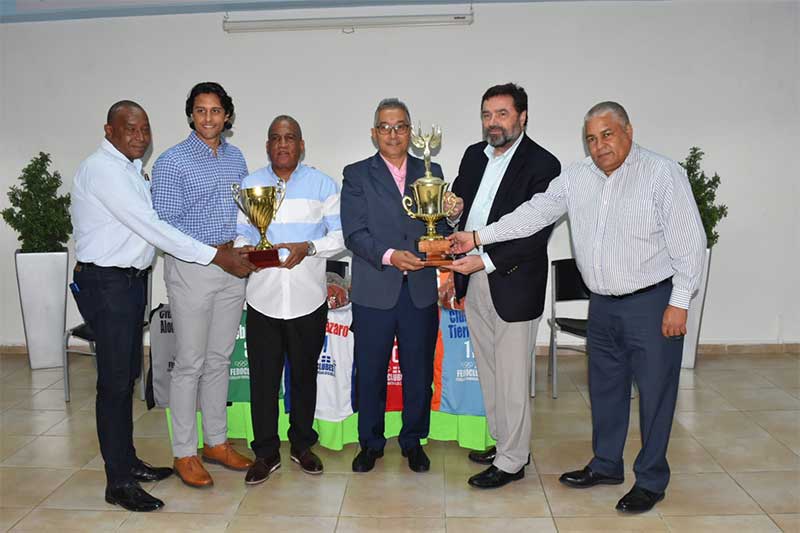Presentan las Copas a disputar en el Festival Deportivo Femenino U13