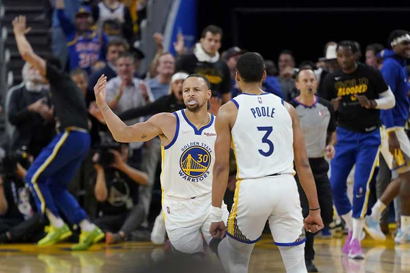 Curry ingresó por primera vez a los 6:32 del primero con una gran ovación e inmediatamente anotó un tiro en suspensión. Con 16 puntos en la primera mitad, se convirtió en el jugador número 27 en la historia de la NBA en anotar 3.000 puntos de postemporada en su carrera.