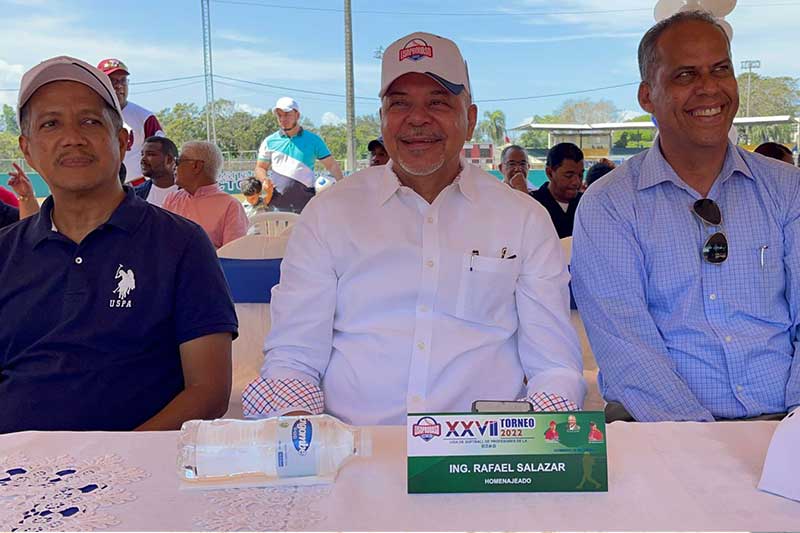 El profesor Juan Manuel Mones (Johnny), presidente de la Liga de Softball de Profesores de la UASD, quien entregó el reconocimiento, elogió la disposición de colaborar de Salazar, a quien definió como un deportista y amigo del deporte en la República Dominicana.