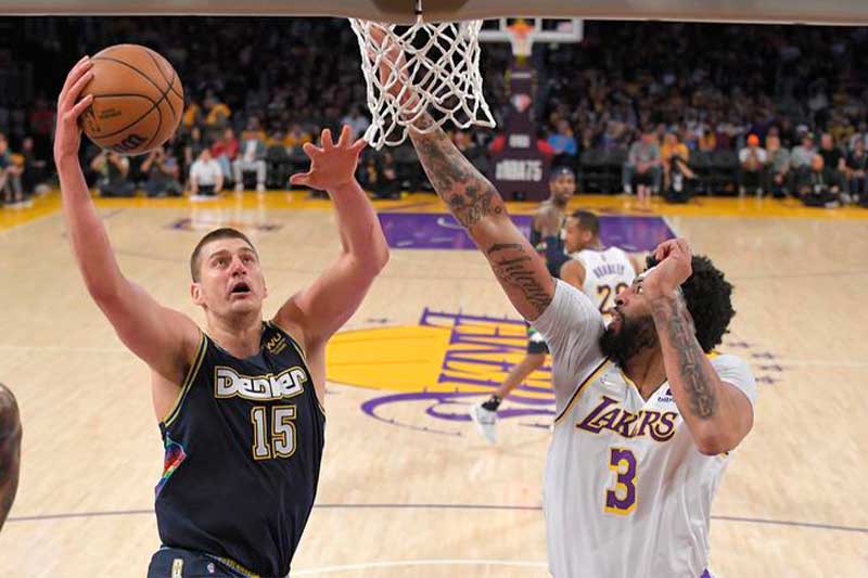 Lakers al borde de la eliminación tras caer ante Nuggets