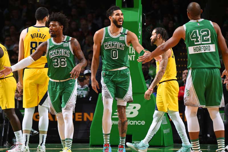 Jugadores de los Celtics: Jayson Tatum le extiende la mano a Al Horford