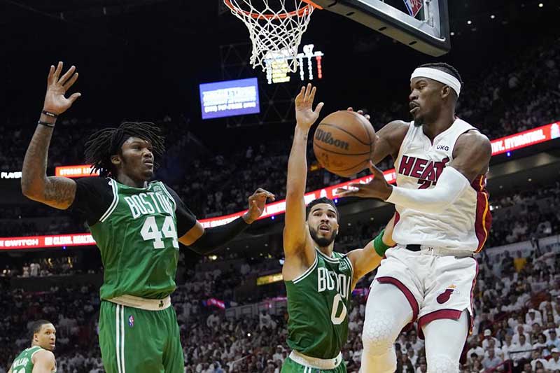 Jimmy Butler anotó 27 de sus 41 puntos en la segunda mitad, y un gran tercer cuarto del Miami Heat los llevó a una victoria 118-107 sobre los Boston Celtics en el Juego 1 de la final de la Conferencia Este.