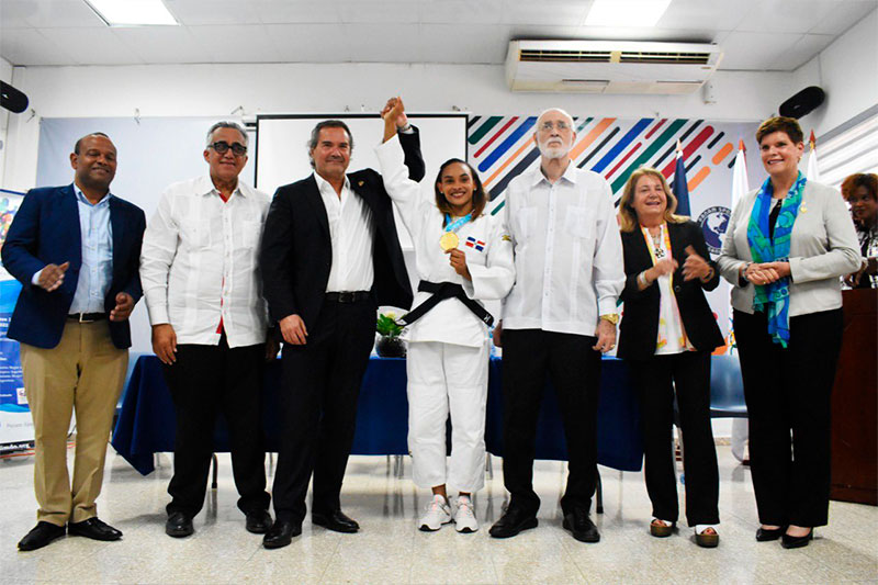 Judoca Ana Rosa recibe medalla de oro de parte de Panam Sports