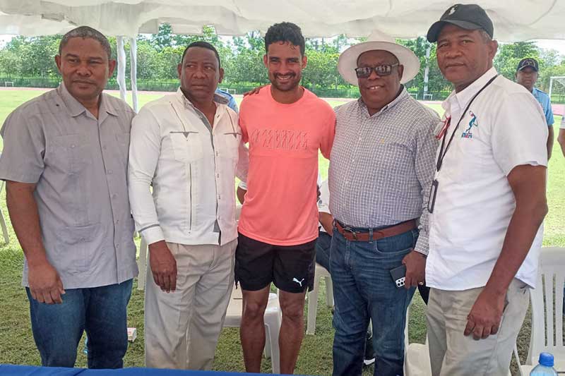 Luguelín Santos respalda eliminatorias regionales de atletismo escolar